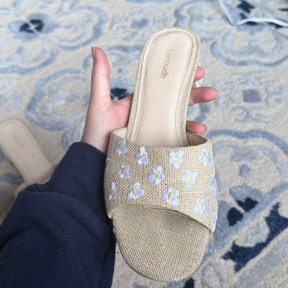 Larroudé Brigitte Mule in Raw Linen with embroidered daisy embellishments - Picture 6 of 7